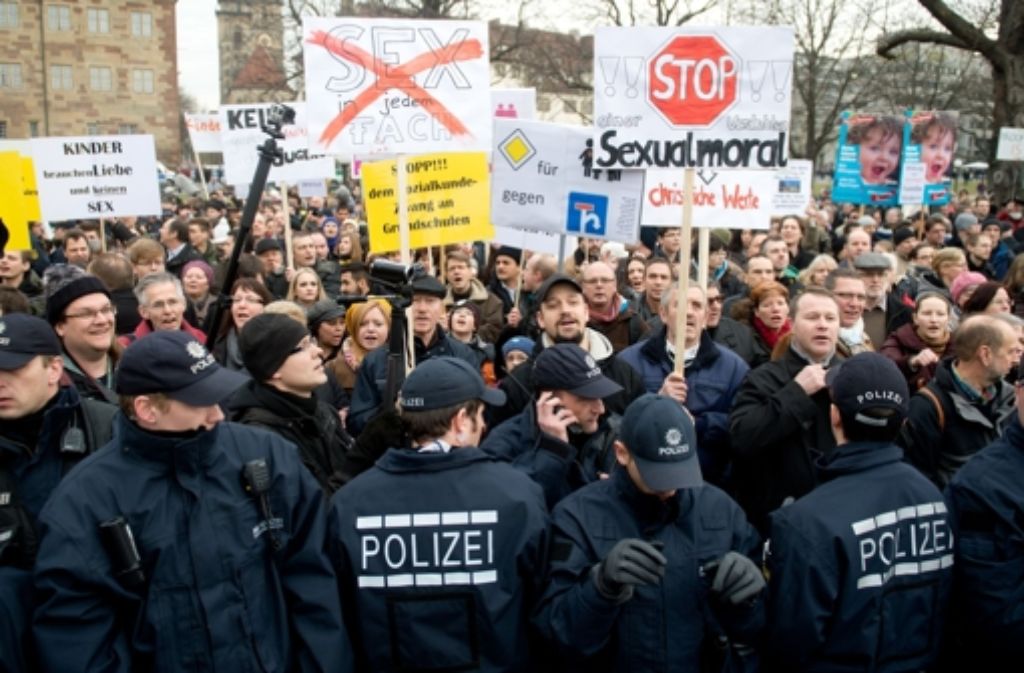 Am 1. Februar 2014 demonstrieren mehrere hundert Menschen in der Stuttgarter Innenstadt für und gegen den Bildungsplan. Die Bildungsplan-Gegner versammeln sich auf dem Schlossplatz.