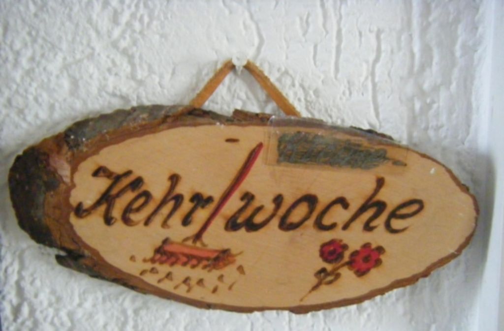 Ein Schild aus Holz hängt im Haus von Peter Schurr.