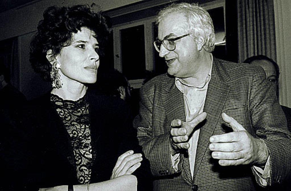 1992: Franzosen unter sich: Die Schauspielerin Fanny Ardant unterhält sich mit dem Regisseur und Produzenten Bertrand Tavernier.
