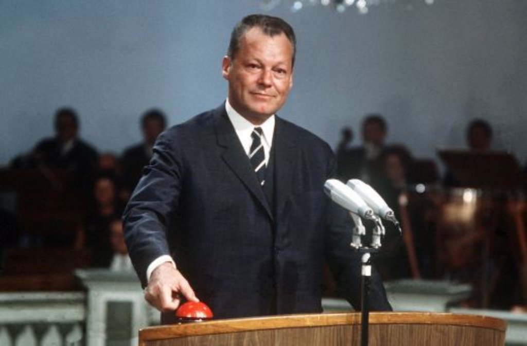 1967: Vizekanzler Willy Brandt gibt auf den Funkausstellung den Startschuss fürs Farbfernsehen.
