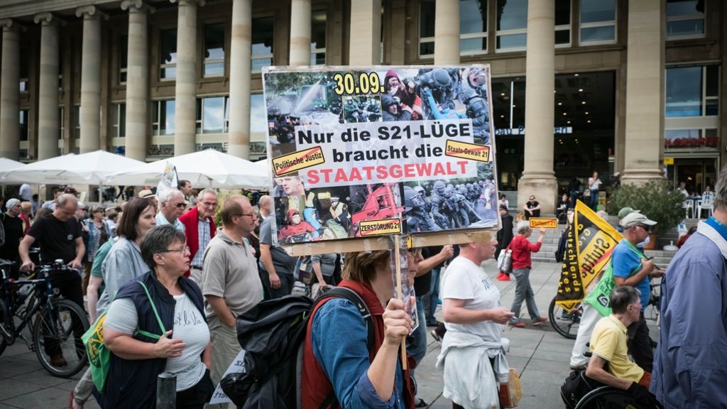 Schwarzer Donnerstag in Stuttgart: Schweigend durch die Stadt
