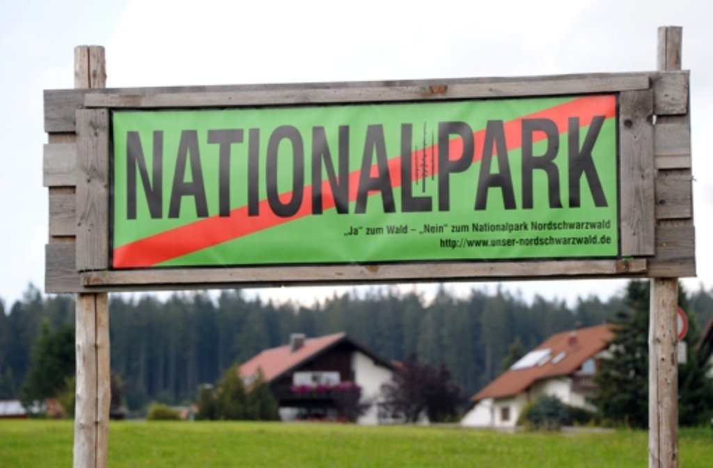 Die Transparente, mit denen die Nationalparkgegner für ihre Sache werben, erinnern nicht ganz zufällig an den Stuttgart-21-Widerstand. Der Nationalpark sei teuer, der Schwarzwald leide darunter und in der Folge kämen weniger Touristen, so die Argumente der Nationalpark-Gegner.