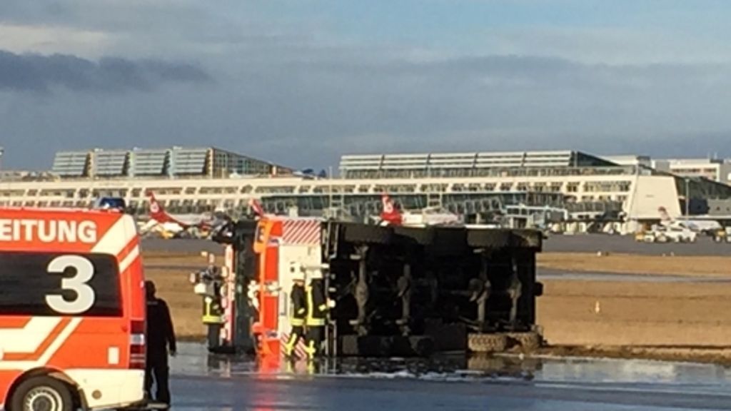Flughafen Stuttgart: Feuerwehrfahrzeug kippt um