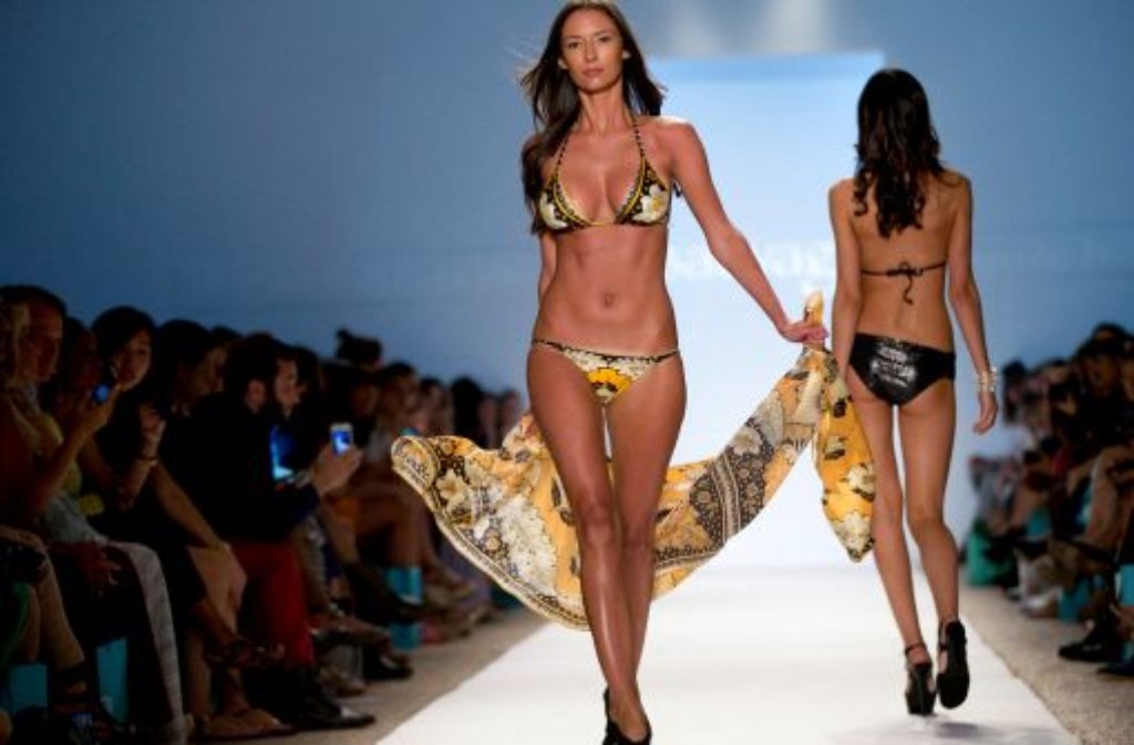 Models zeigen Bademode von Sauvage auf der Mercedes-Benz Fashion Week in Miami.
