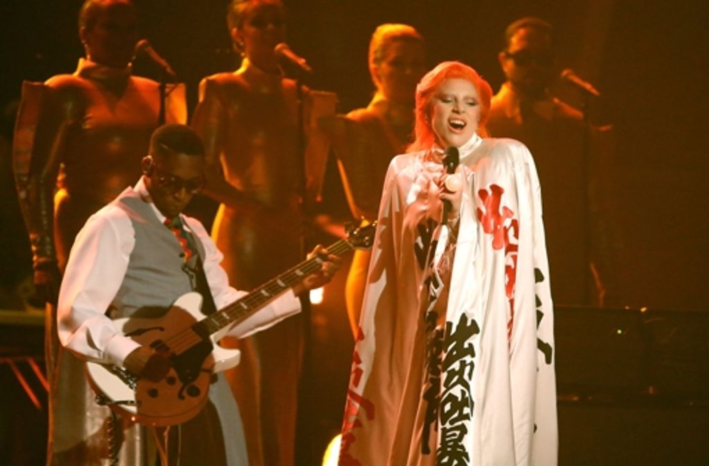 Lady Gaga ehrte mit ihrem Auftritt den erst kürzlich verstorbenen David Bowie.