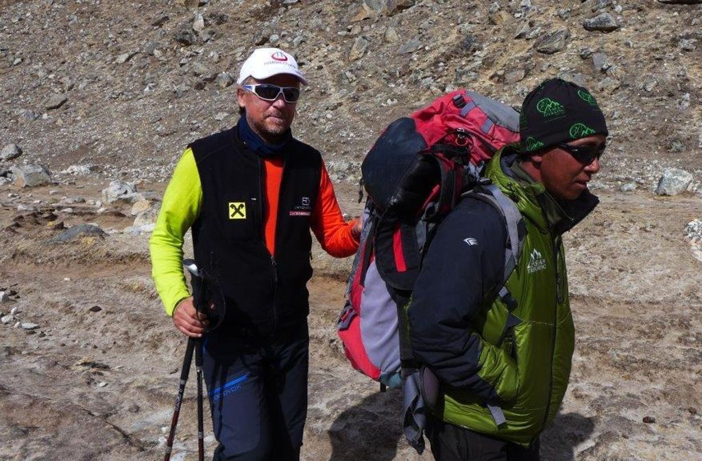 Frühjahr 2014: Andy Holzer wird von einem Sherpa beim Trekking am Basislager der Südroute am Everest geführt.