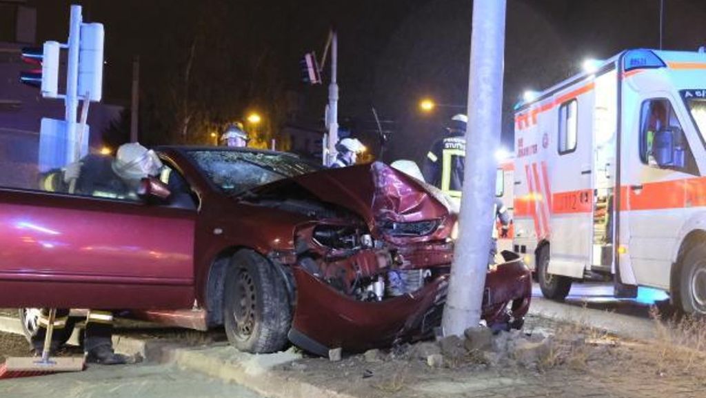 Unfall in Stuttgart-Feuerbach: Cabrio-Fahrer rammt Laternenmast