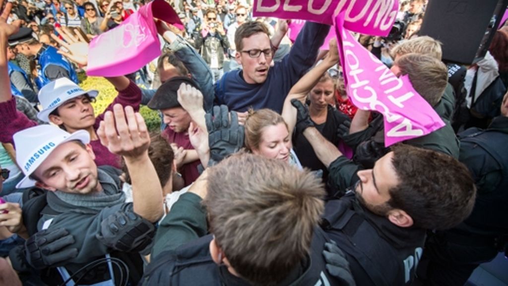 Feier zur Deutschen Einheit: Demonstranten stürmen Bundesratszelt
