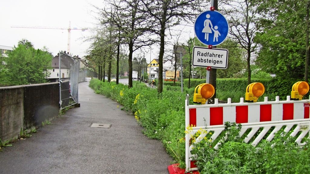 Gehweg über der B14 in Stuttgart Vaihingen: Die Zäune stehen noch bis nächstes Jahr