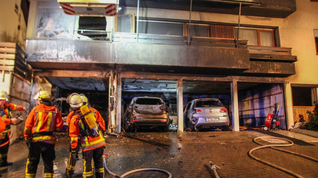 Feuer in Remseck: Mehrere Autos brennen in Garage aus