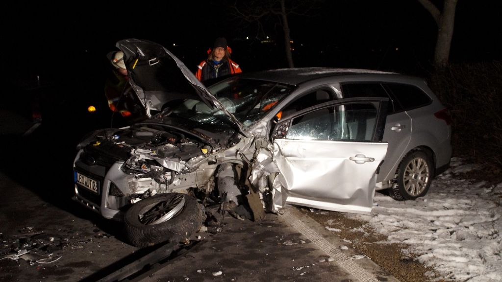 Unfall bei Leonberg: Betrunkener Fahrer bei Crash schwer verletzt