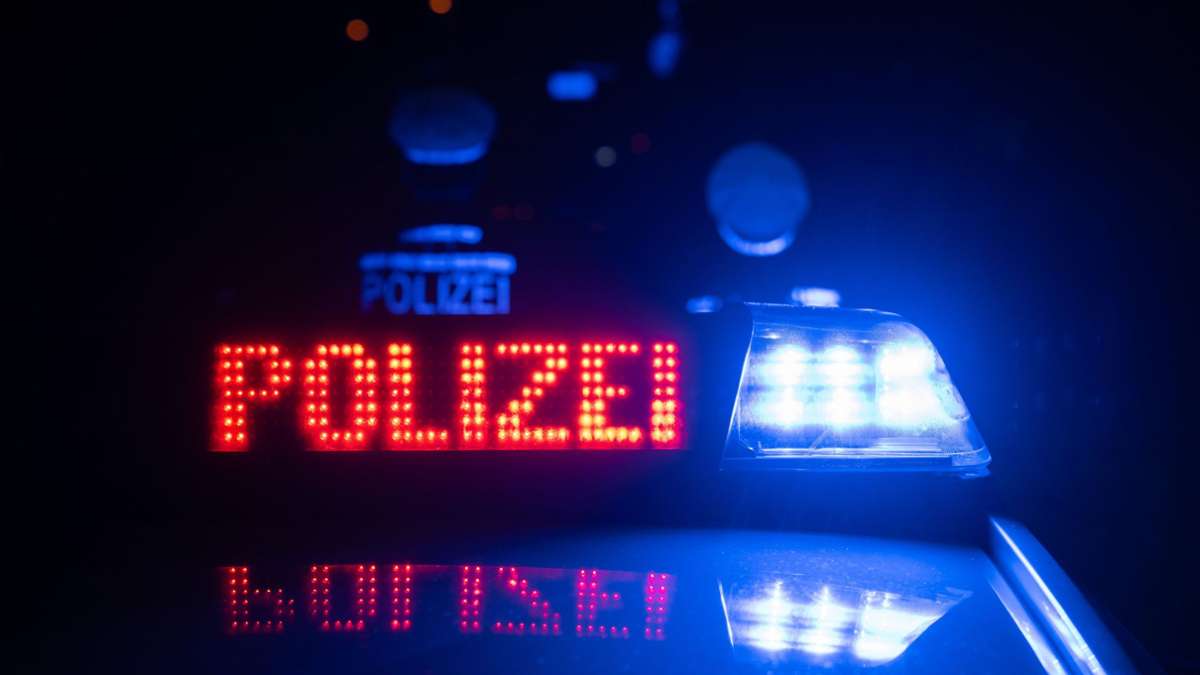 Vorfall in Stuttgart-Bad-Cannstatt: 10.000 Euro Sachschaden nach Unfall mit Streifenwagen –  Zeugen gesucht