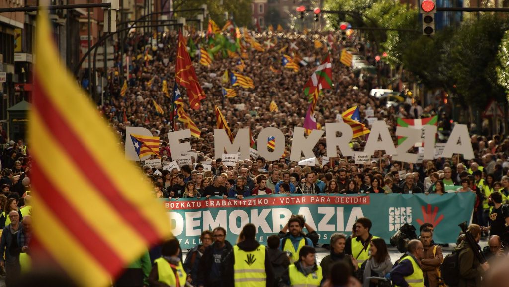 Katalanisches Unabhängigkeitsreferendum: Spanischer Regierungschef fordert Mäßigung