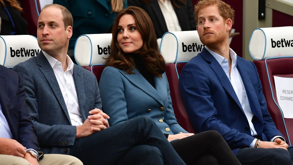 Royals unterwegs: Prinz Harry spielt Rugby im Anzug