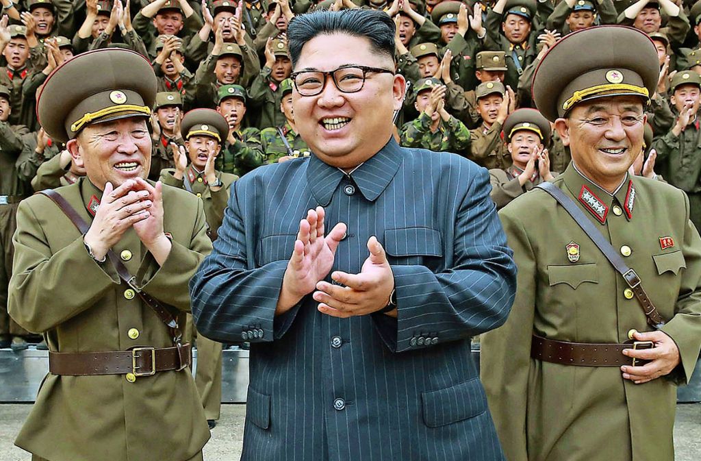 Was macht Kim Jong-un? Britische Buchmacher bieten fantastische Gewinnquoten an, falls Machthaber Kim Jong-un mit US-Präsident Donald Trump Golf spielen (80:1), eine Statue seines amerikanischen Lieblingsfeindes in Nordkorea errichten (66:1) oder in die USA emigrieren sollte (50:1).