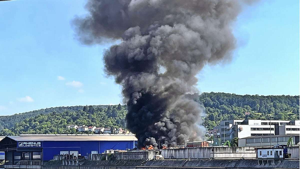 Feuer  in Stuttgart-Hedelfingen: Nur geringer Schaden durch Brand im Hafen
