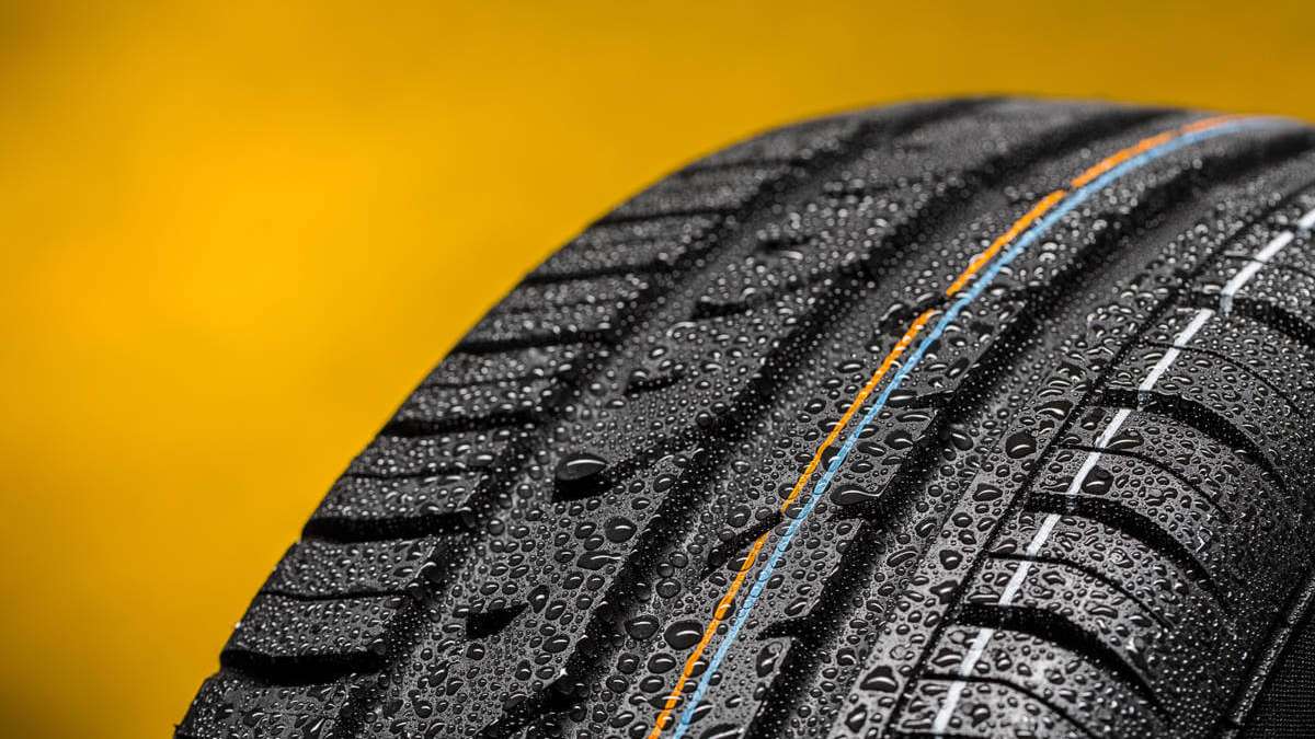 Die Laufrichtung von Reifen lässt sich an der Flanke ablesen. So erkennen Sie die Richtung von laufrichtungsgebundenen Reifen.