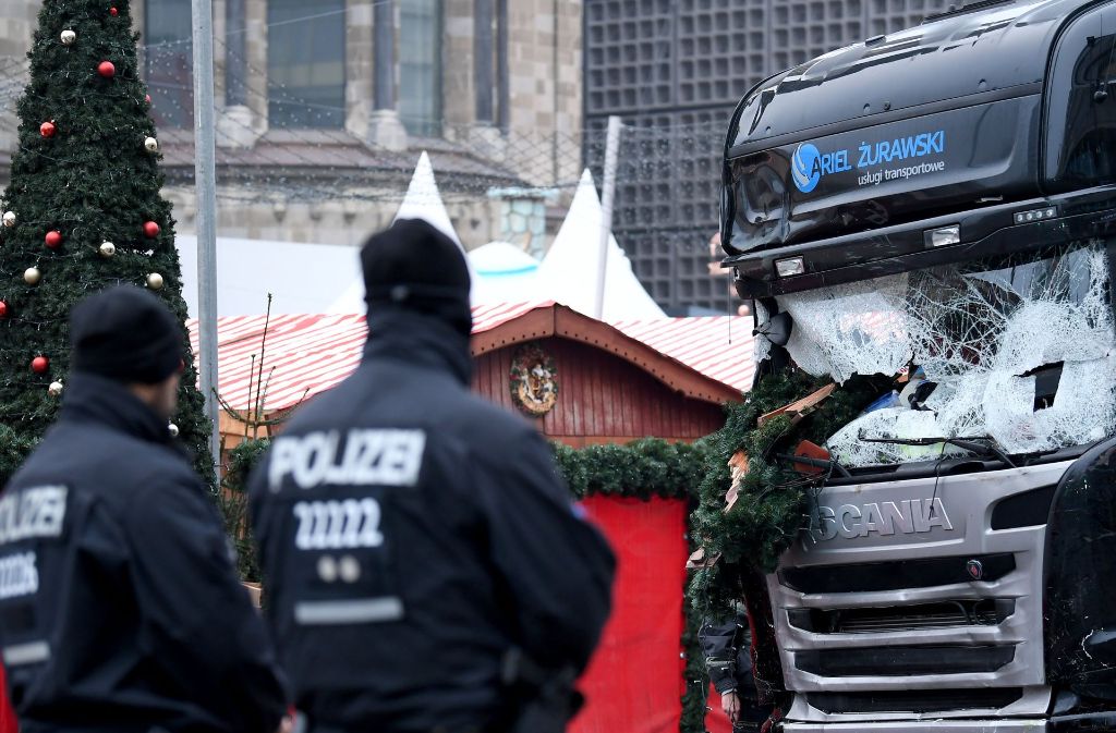 Die Polizei überwacht das Geschehen nach dem Anschlag auf dem Berliner Weihnachtsmarkt.