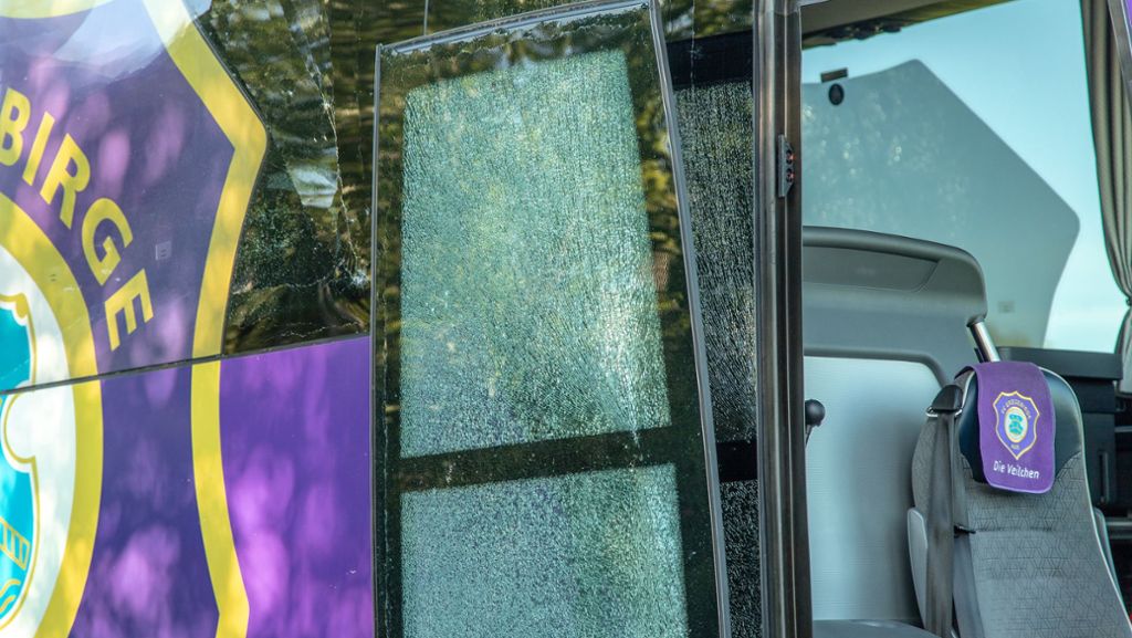 Erzgebirge Aue: Trainer Schuster nach Bus-Unfall: „Hatte Scherben an mir“