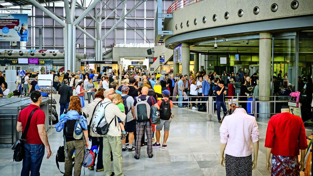 Flughafen Stuttgart: Polizei bezahlt Umbuchung