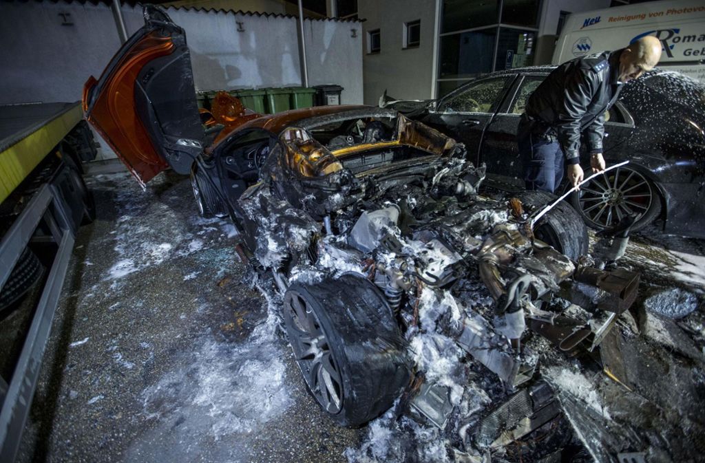 Dass der McLaren und der Mercdes S63 AMG vollständig ausbrannten, konnten die Einsatzkräfte nicht mehr verhindern.