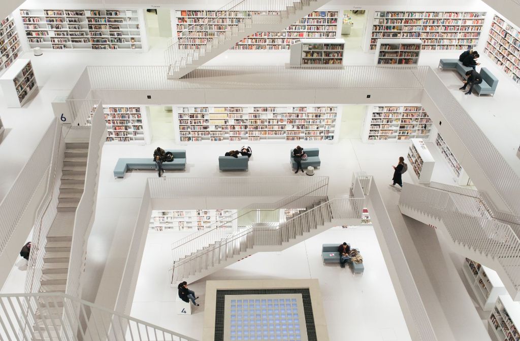 Stadtbibliothek: Darf es ein bisschen Kultur sein? Die Stuttgarter Stadtbibliothek gehört wegen ihrer modernen Architektur zu den meistfotografierten Innenräumen der Stadt. Nach dem Schnappschuss können Besucher in Tausenden Büchern schmökern.