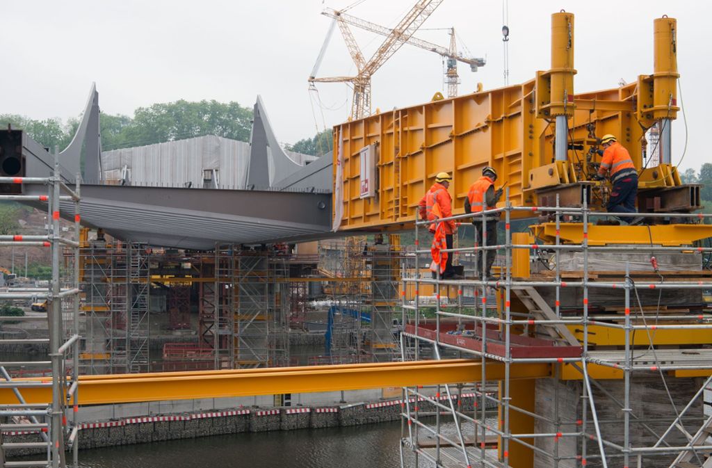 Die neue Brücke über dem Neckar ist 2400 Tonnen schwer und 165 Meter lang.