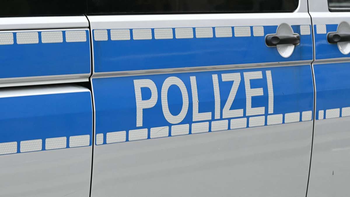 Hohenlohekreis: 21-Jähriger streamt Verbrennung von Gegenständen und beleidigt Beamte