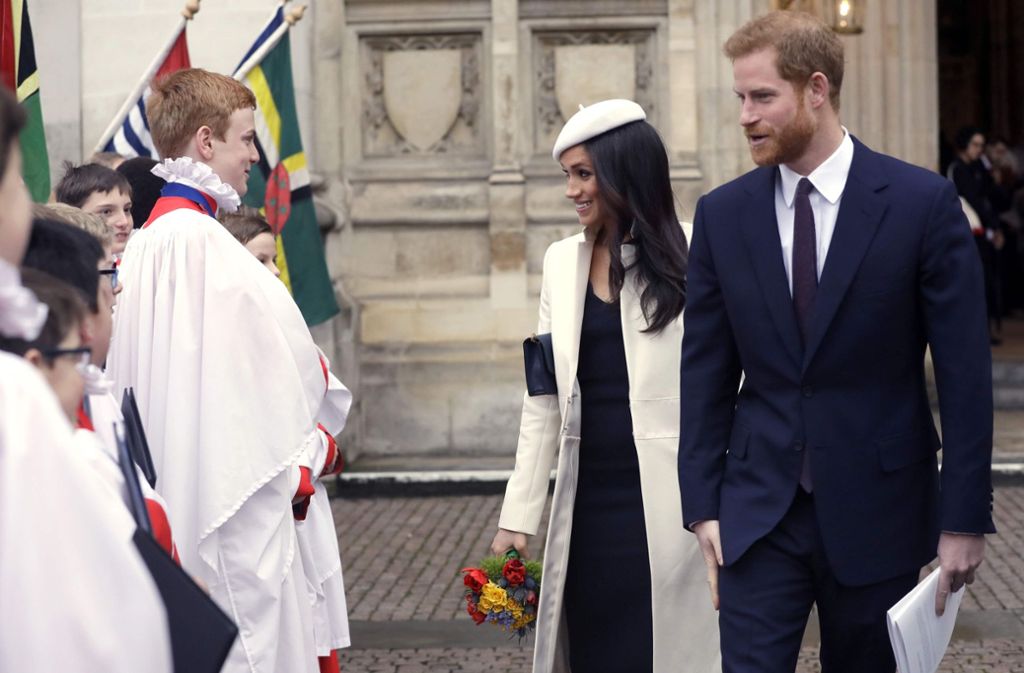 Meghan Markle verlässt mit Prinz Harry die Kirche.