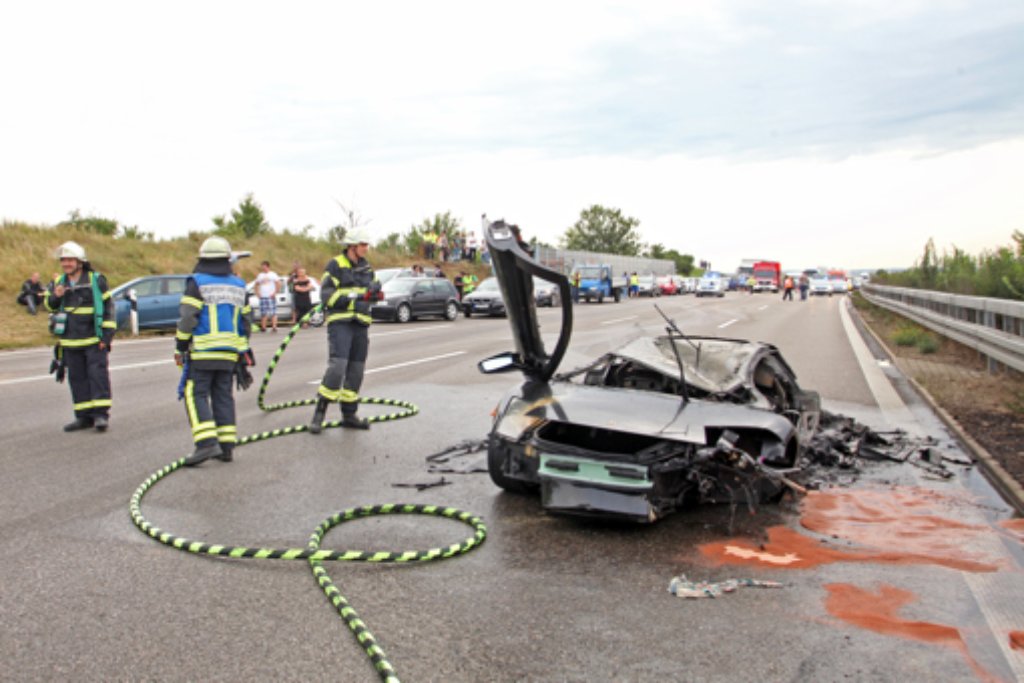 Bei einem schweren Unfall mit einem Lamborghini sind am Samstagabend zwei Menschen ums Leben gekommen.