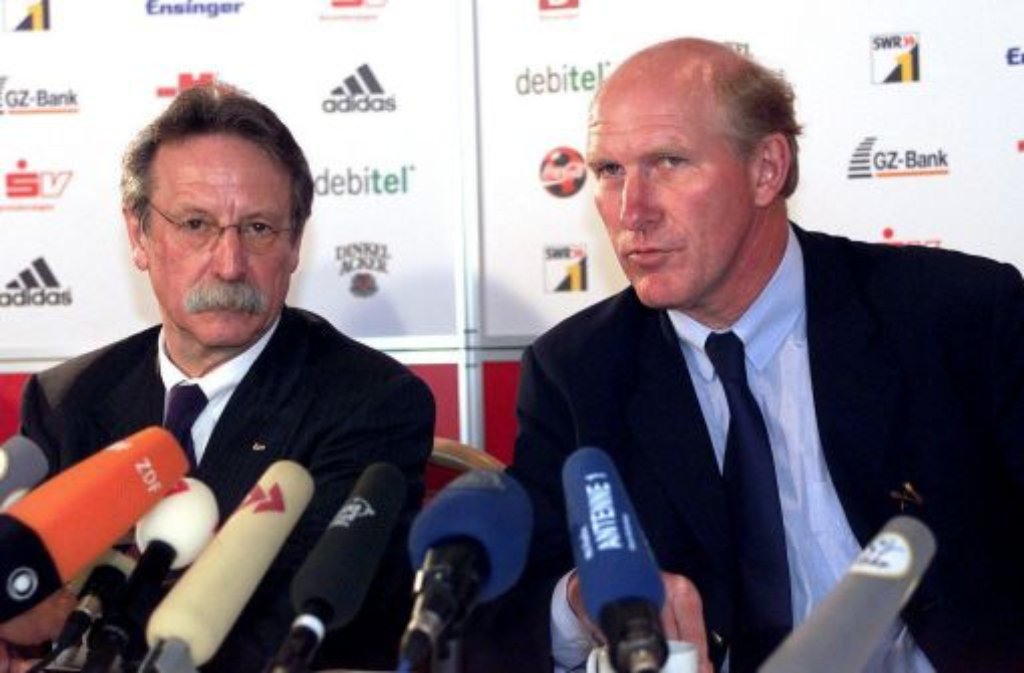 Haas holt Rolf Rüssmann (rechts) als Manager an den Neckar. Gemeinsam machen sie aus der Sparnot eine Tugend und setzen auf den eigenen Nachwuchs. Das Konzept geht auf: Die "jungen Wilden" des VfB ziehen sogar in die Champions League ein. Zwischen Haas und Rüssmann kommt es 2002 dennoch zum Bruch.