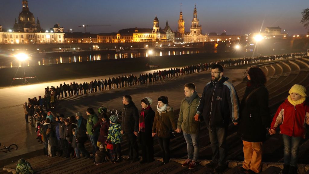 Dresden: Menschenkette gedenkt der Zerstörung