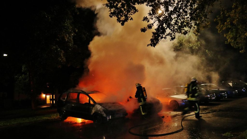 Brand in Schorndorf: Zwei Fahrzeuge in Autohaus brennen aus