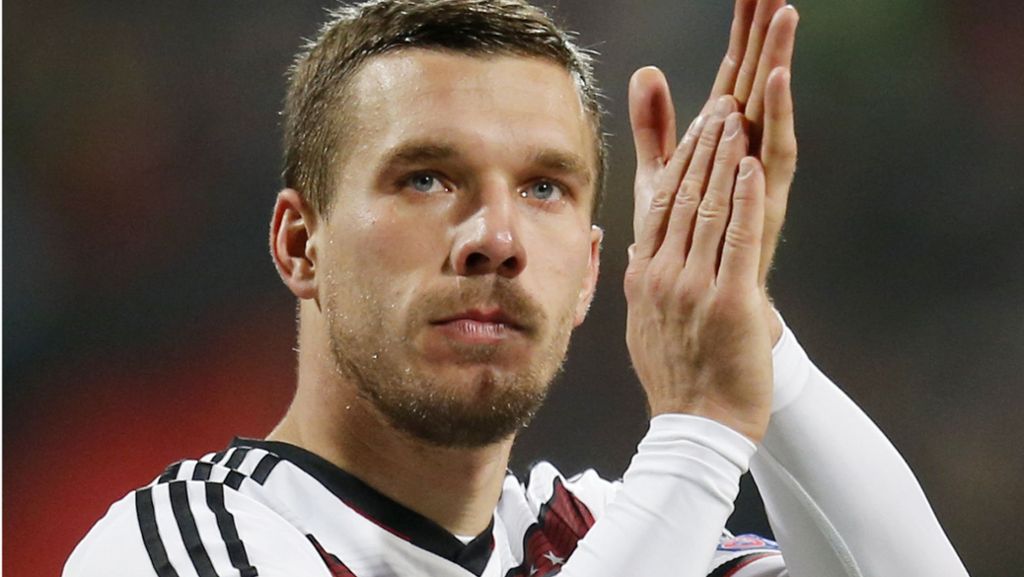 Stürmer verabschiedet sich aus der Nationalelf: Podolski trägt zum Abschied die Kapitänsbinde