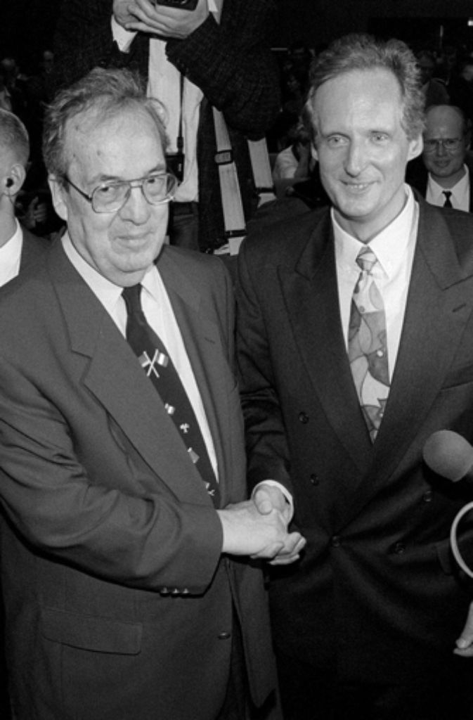 Stabswechsel im Dezember 1996: Sein Vorgänger im Amt Manfred Rommel übergibt die Amtsgeschäfte an Wolfgang Schuster (CDU). Zuvor war Schuster zwischen 1980 und 1986 Persönlicher Referent des Alt-OBs.