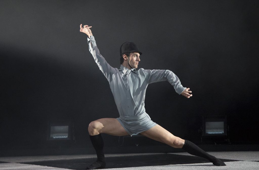 Ballett mir Reithelm: David Rodriguez in „Conrazoncorazon“ von Cayetano Soto