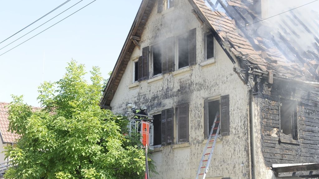 Wohnhaus in Stuttgart ausgebrannt: Brandermittler sind im Einsatz