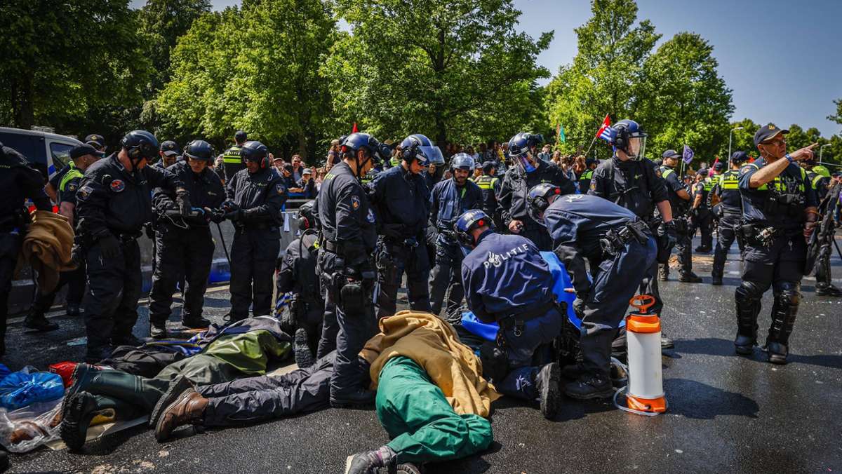 Den Haag: Polizei meldet über 1500 Festnahmen bei Demo von Klimaaktivisten