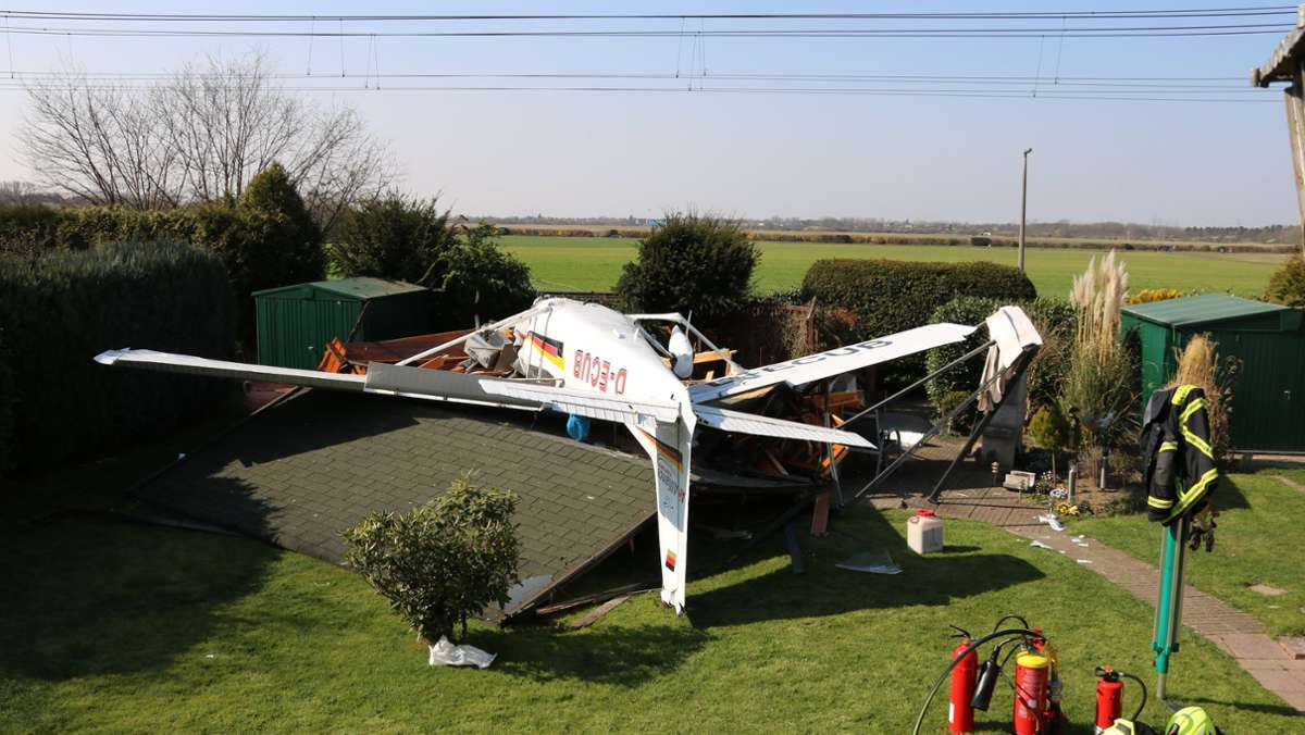 Zwei Verletzte bei Bonn: Kleinflugzeug verunglückt und bleibt in Garten liegen