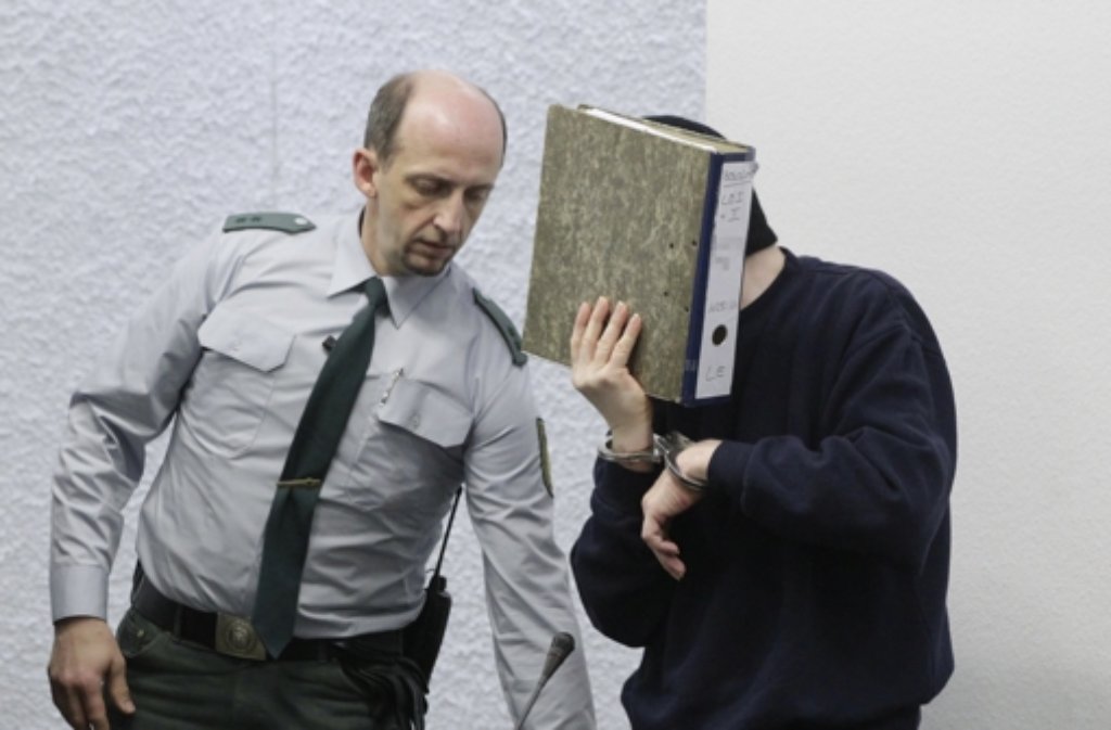 Elf Jahre nach dem Mord an dem elfjährigen Tobias verurteilt das Landgericht Stuttgart einen 48-Jährigen am 17. Mai zu lebenslanger Haft mit anschließender Sicherheitsverwahrung. Er hatte das Kind erstochen. Ins Visier der Fahnder gelangte der Mann bei Ermittlungen im Bereich der Kinderpornografie im Internet.