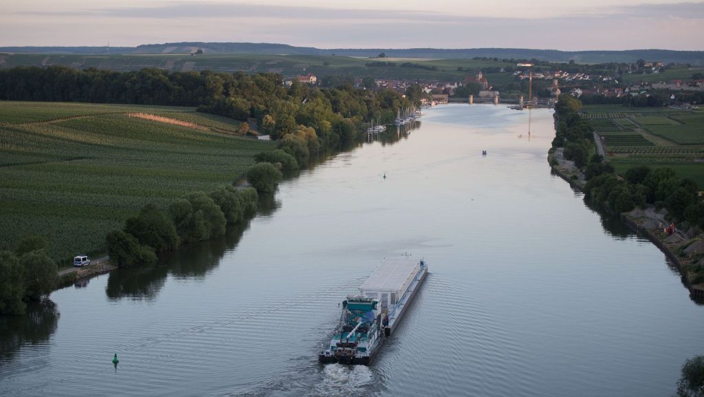 Castor-Transport auf dem Neckar: Leeres Schiff auf dem Weg zum Atommüll