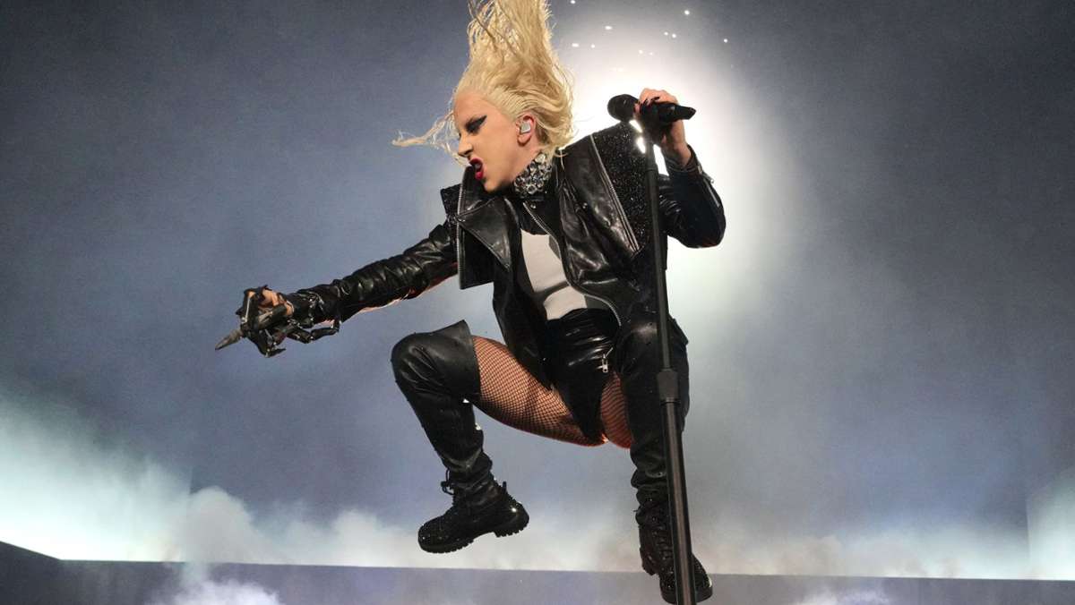 Lady Gaga in Düsseldorf: Popstar tanzt in  coolen Outfits vor düsterem Bühnenbild