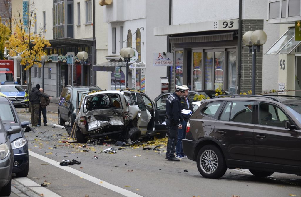 Bei dem Unfall wurden außer den beiden Autofahrern keine Passanten verletzt. Der Unfallverursacher als auch der 62-jährige Fahrer des Seat Alhambra zogen sich zumindest leichte Verletzungen zu und mussten vom Rettungsdienst in ein Krankenhaus gebracht werden.