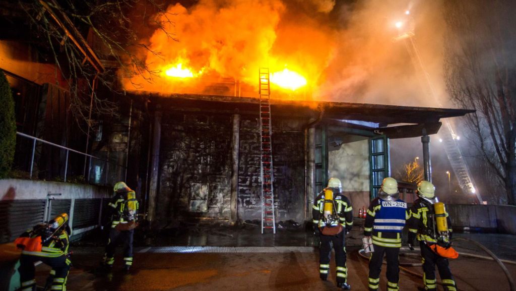 Großbrand in Waiblingen: Löscharbeiten am Bürgerzentrum dauern immer noch an