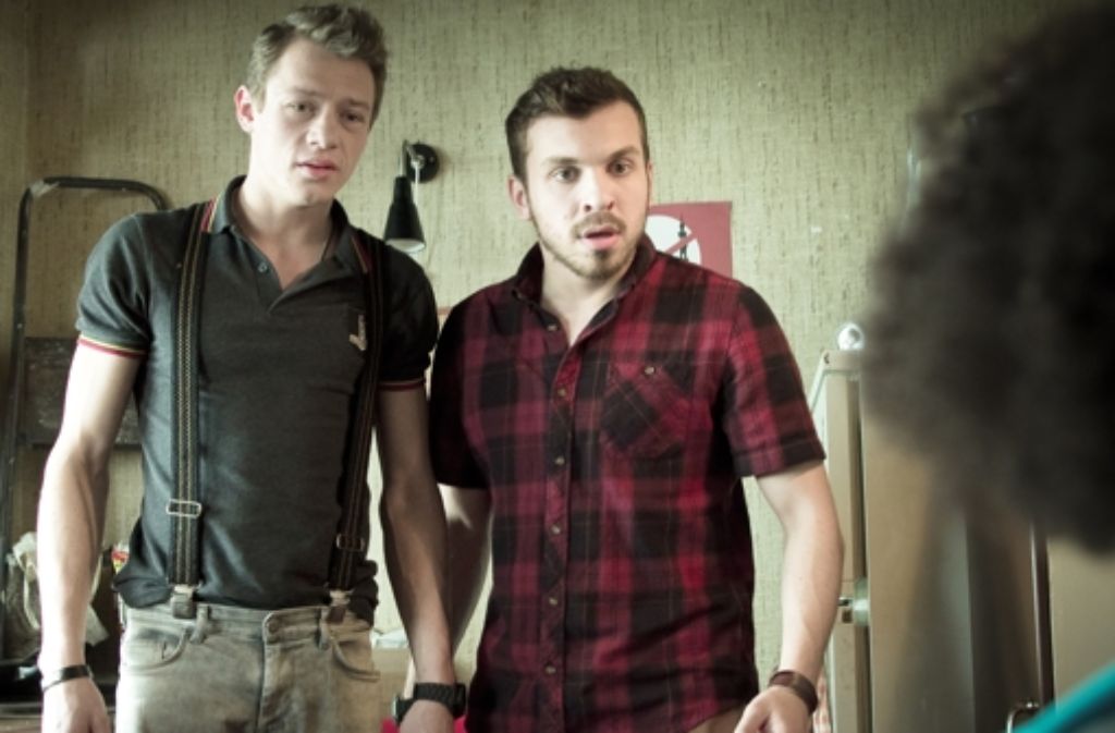 Kai (Vincent Krüger links) und Thomas (Edin Hasanovic) schauen Lara entgeistert an, als diese berichtet, dass ihr Lehrer zu Besuch kommen möchte.