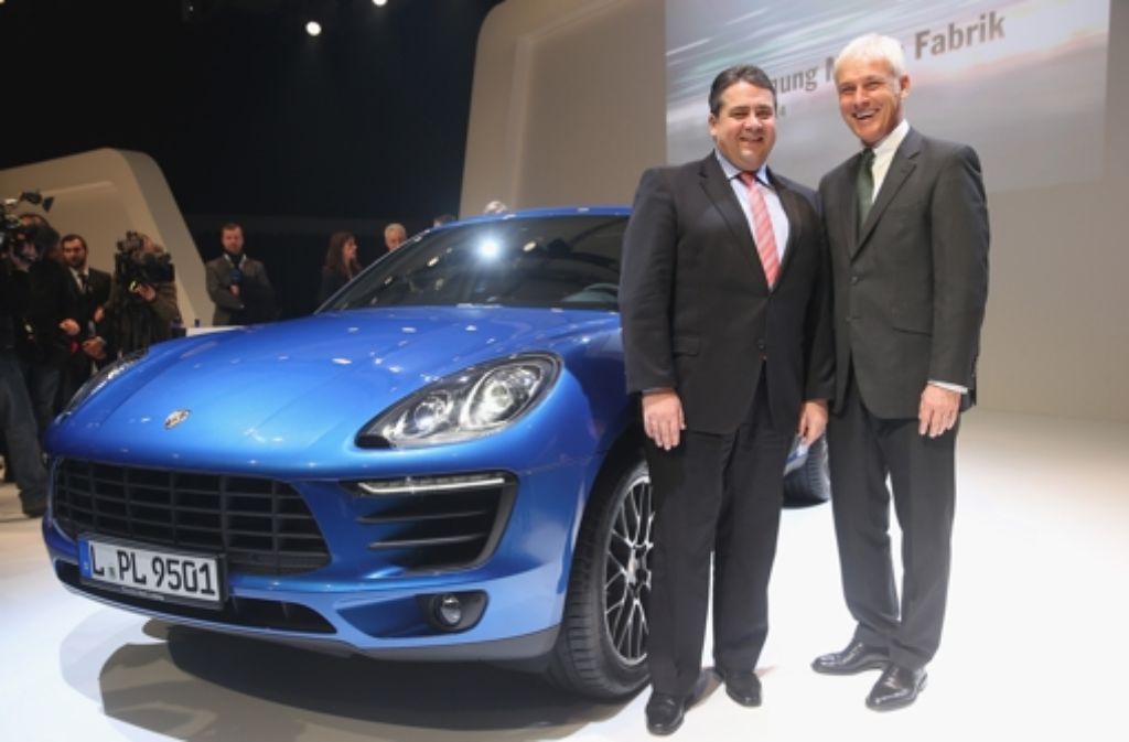 Der Porsche-Macan rollt künftig in Leipzig vom Band. Zur Eröffnung posiert Porsche CEO Matthias Müller (rechts) mit Sigmar Gabriel.
