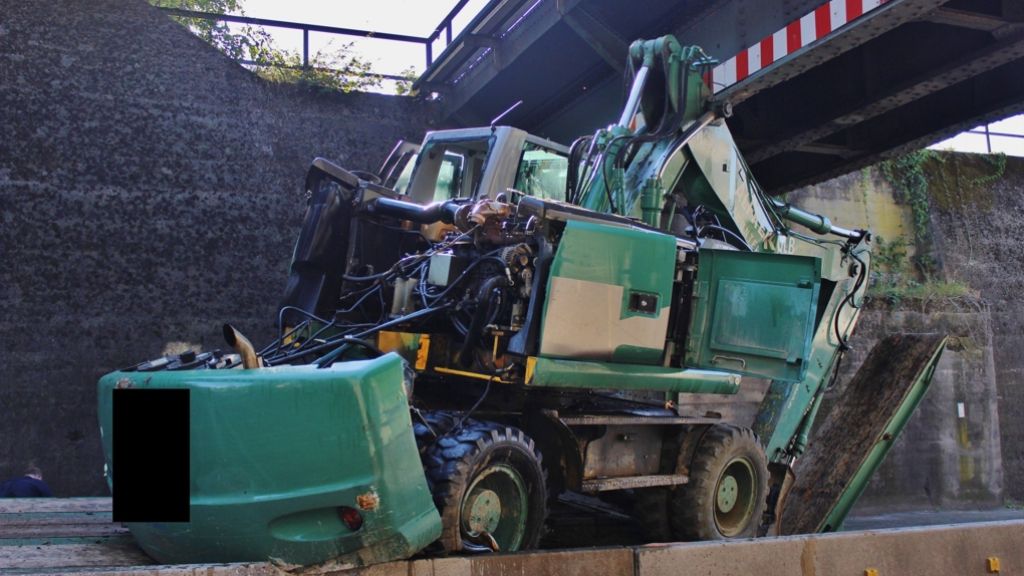 B14 bei Backnang: Laster bleibt mit Ladung an Brücke hängen