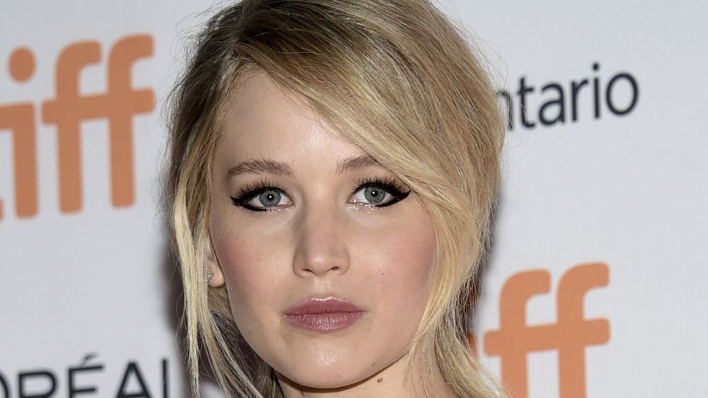 Jennifer Lawrence: Von Selfie-Süchtigen auf Damentoilette überfallen