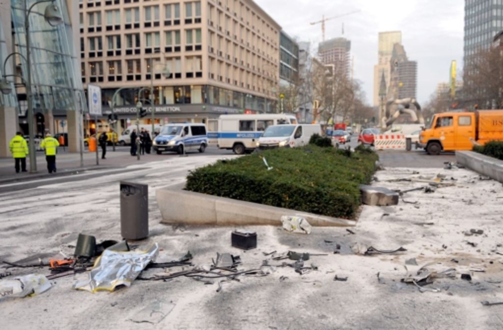 Nach dem illegalen Autorennen in Berlin, bei dem ein Unbeteiligter getötet wurde, sieht es auf der Straße wie auf einem Schlachtfeld aus.