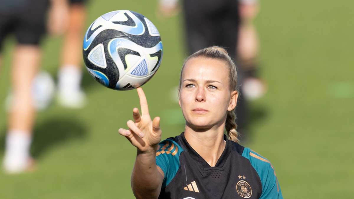 Frauenfußball: Nationaltorhüterin bezeichnet  Equal Pay im Fußball als „utopisch“